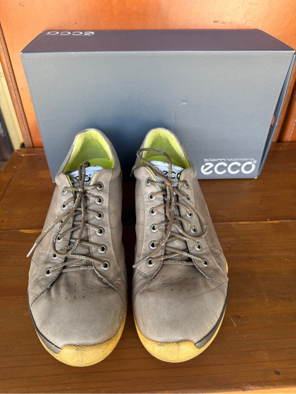 Ecco Men's Gray Leather Golf Shoes with Yellow Soles and Lime Lining